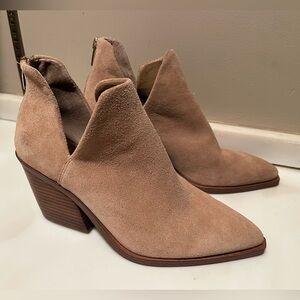 VINCE CAMUTO Gigietta Suede Ankle Boots, size 8.5